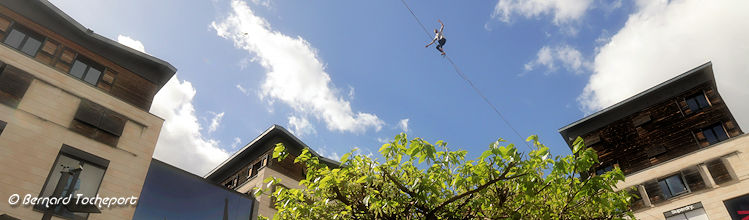 Funambule Nathan Paulin Promenade Sainte Catherine à Bordeaux | Photo Bernard Tocheport