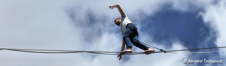 Funambule Nathan Paulin sur son fil à Bordeaux | Photo Bernard Tocheport