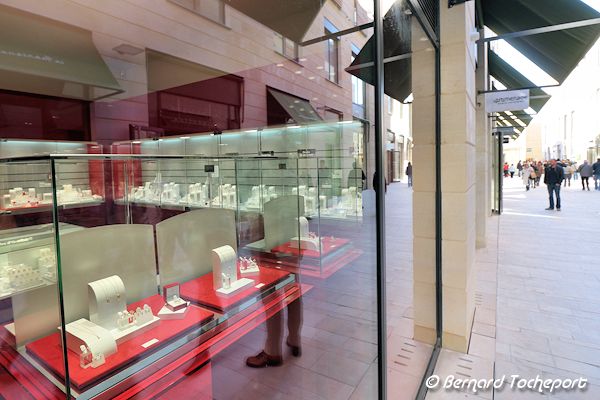 Vitrine bijouterie de la Promenade Sainte Catherine à Bordeaux | Photo Bernard Tocheport