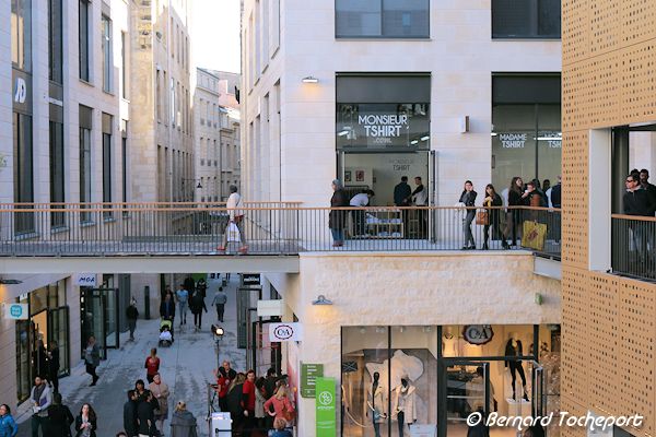 Boutiques et passerelle de la Promenade Sainte Catherine à Bordeaux | Photo Bernard Tocheport