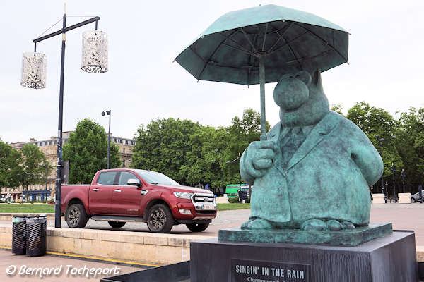 Singin' in the rain - statue du chat de Philippe Geluck à Bordeaux | Photo Bernard Tocheport