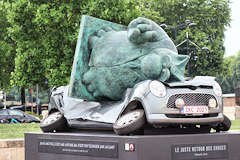 Le juste retour des choses - Bordeaux  statue du chat sur une Daihatsu immatriculée en Belgique | Photo Bernard Tocheport