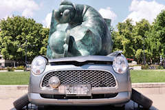 Bordeaux  statue du chat sur une Daihatsu Trévis sans immatriculation et un seul antibrouillard | Photo Bernard Tocheport