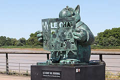 Le Chat au journal - statue du chat de Philippe Geluck à Bordeaux | Photo Bernard Tocheport