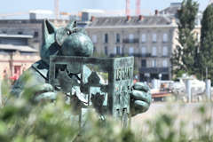 Le Chat lit il vraiment le journal ? - statue du chat de Philippe Geluck à Bordeaux | Photo Bernard Tocheport