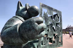 Le Chat au journal, le journal du Chat - statue du chat de Philippe Geluck à Bordeaux | Photo Bernard Tocheport