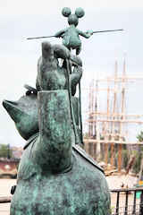 Sur le fill une souris en quête d'aventure - statue du chat de Philippe Geluck à Bordeaux | Photo Bernard Tocheport