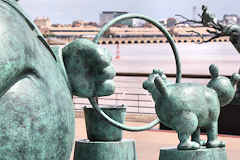 Pipi et Grobidet spectacle face à la Garonne - statue du chat de Philippe Geluck à Bordeaux | Photo Bernard Tocheport