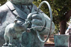 Pipi et Grobidet : rester concentré et bien viser  - statue du chat de Philippe Geluck à Bordeaux | Photo Bernard Tocheport