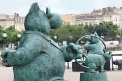 Pipi et Grobidet : pourvu que le Golfeur ne se trompe pas ! - statue du chat de Philippe Geluck à Bordeaux | Photo Bernard Tocheport