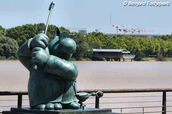Le Chat Golfeur : avec assistance - statue Philippe Geluck à Bordeaux | Photo Bernard Tocheport