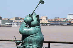 Le Golfeur en pleine concentration - statue du chat de Philippe Geluck à Bordeaux | Photo Bernard Tocheport