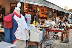 Tenue militaire ancienne et vieux objets à la Foire à la brocante de Bordeaux | photo Bernard Tocheport