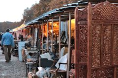 Une allée foire de la Foire à la brocante de Bordeaux place des Quinconces | photo Bernard Tocheport