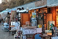 Grand choix d'objets anciens à la Foire à la brocante de Bordeaux | photo Bernard Tocheport