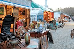 Tableaux, vases et mobilier à la foire à la brocante de Bordeaux | photo Bernard Tocheport