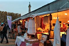 Vêtements et linge ancien à la Foire à la brocante de Bordeaux | photo Bernard Tocheport