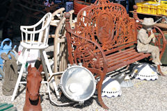 Des objets anciens pour tous les goûts à la Foire à la brocante de Bordeaux | photo Bernard Tocheport