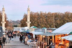 Colonnes Rostrales et allées de la foire à la brocante de Bordeaux | photo Bernard Tocheport