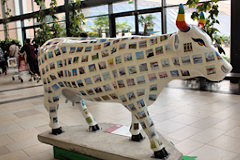 Cow Parade de Bordeaux : vache la Cowlaroïd, centre Commercial Bordeaux Lac