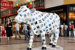 Cow Parade de Bordeaux : vache la Cowlaroïd, centre Commercial Bordeaux Lac