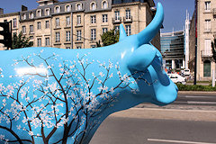 Cow Parade de Bordeaux : La vache des 4 saisons quai des Chartrons