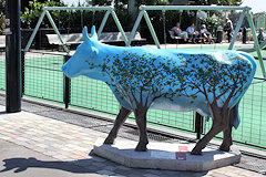 Cow Parade de Bordeaux : La vache des 4 saisons quai des Chartrons