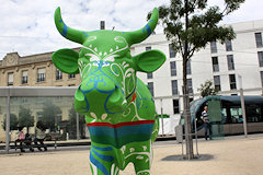 Cow Parade de Bordeaux : La vache Cow Aquitable place Paul Doumer