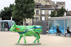 Cow Parade de Bordeaux : La vache Cow Aquitable place Paul Doumer