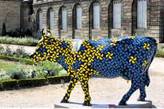 Cow Parade Bordeaux : vache Perpette, cour de la mairie de Bordeaux