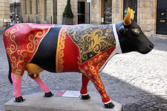 Cow Parade Bordeaux : vache Txumina, place du Chapelet