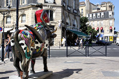 Cow Parade de Bordeaux : une Jolie Fleur dans une peau d'vache, allées de Tourny