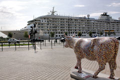 Cow Parade de Bordeaux : La Baroudeuse and Cow, place Lainé