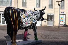 Cow Parade de Bordeaux : Cow Graffiti, place Camille Julian