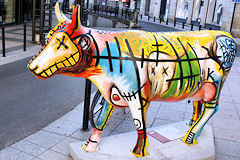 Cow Parade de Bordeaux : Larry's Cow, place des Grands Hommes