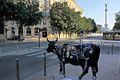 Cow Parade de Bordeaux : vache Meuhtrytis, Office de Tourisme