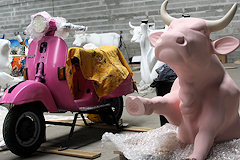 Cow Parade de Bordeaux : vache rose et VESPA