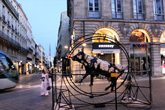 Cow Parade de Bordeaux : vache Classicow' I Music, cours de l'Intendance