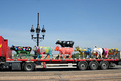 Cow Parade de Bordeaux : une vache de vue sur le pont de pierre