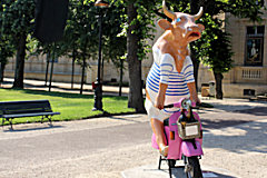 Cow Parade de Bordeaux : la vache hâlée jardin de la Mairie