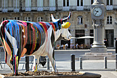 Cow Parade de Bordeaux : la vache qui regarde l'heure