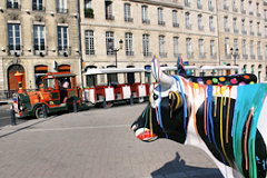 Cow Parade de Bordeaux : la vache qui regarde passer les petits trains