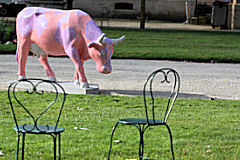 Cow Parade de Bordeaux : la Vache Timbrée au jardin de la Mairie