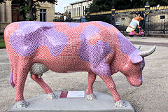 Cow Parade de Bordeaux : la Vache Timbrée et sa copine la Vache Halée