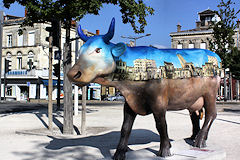 Cow Parade de Bordeaux : vache la Laitière de la Benauge, place Stalingrad