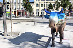 Cow Parade de Bordeaux : vache la Laitière de la Benauge, place Stalingrad