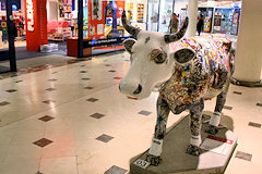 Cow Parade de Bordeaux : vache la Christolyna, centre commercial Saint Christoly