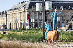 Cow Parade de Bordeaux : La vache Candide et les Saltimbanques