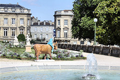 Cow Parade de Bordeaux : La vache Candide et les Saltimbanques