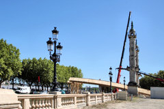 Bordeaux passerelle Evento entre les colonnes rostrales